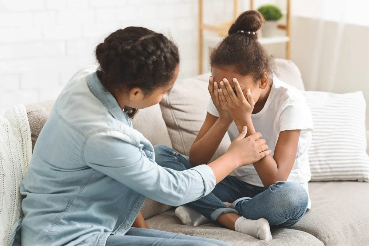 mãe acolhendo com empatia e simpatia
